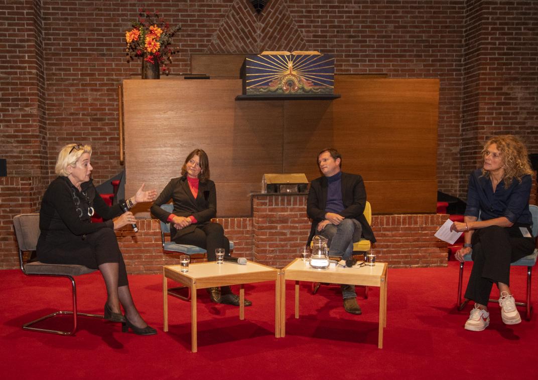 Wethouder Annalies Usmany in gesprek met Kinderombudsvrouw Margarite Kalverboer en Hoogleraar Sociale Psychologie Tom Postmes, onder leiding van gespreksleider Ellis Hendriksen