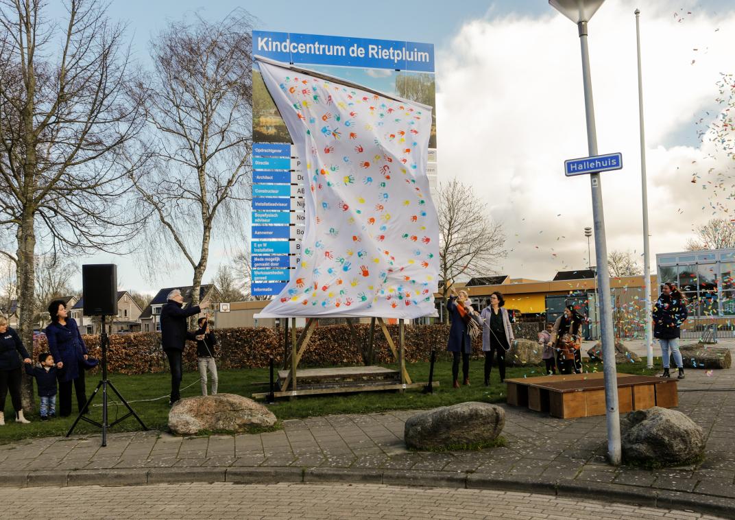 Een feestelijke start van de bouw van het nieuwe Kindcentrum de pluim. Het verbouwingsbord wordt onthuld.