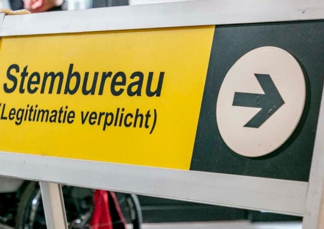 Gele wegwijzer Stembureau (Legitimatie verplicht)
