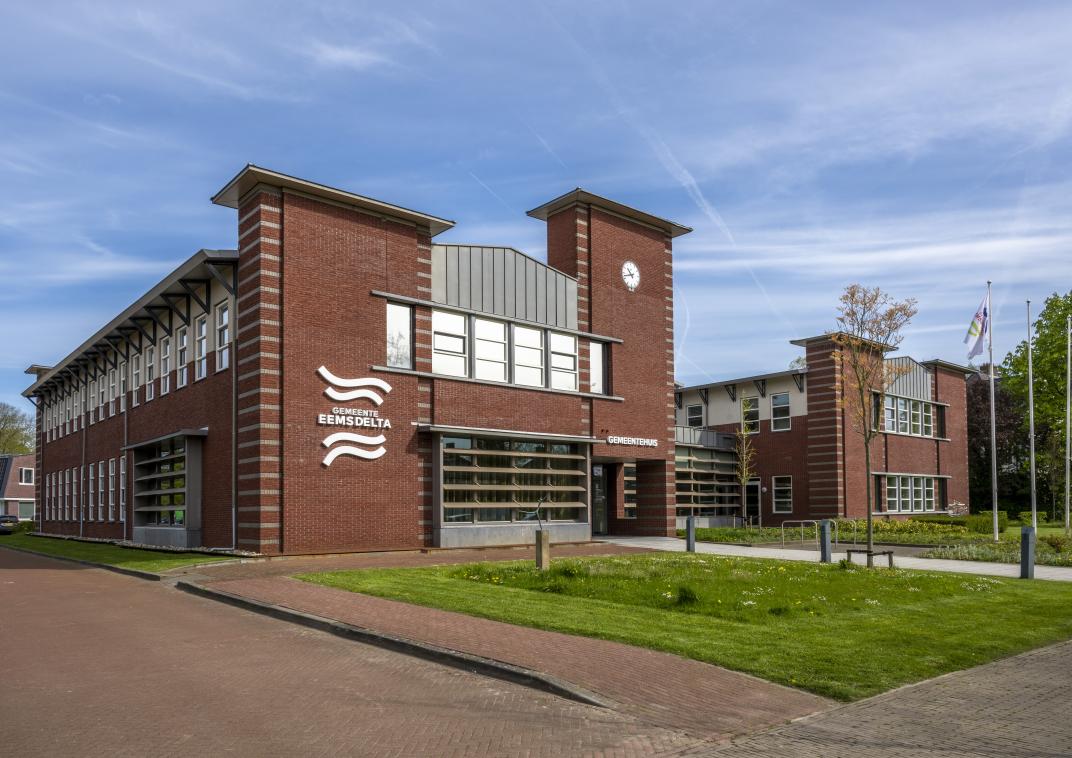 Voorkant van het gemeentehuis in Loppersum