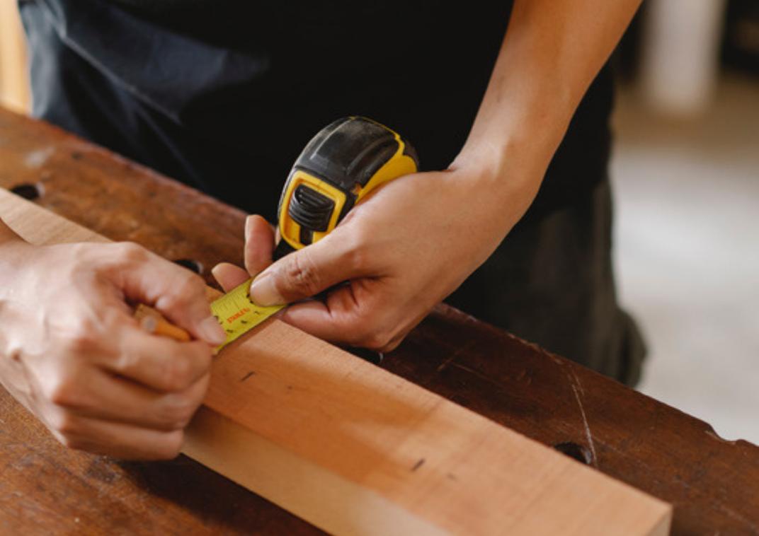 Iemand meet een houten balk op
