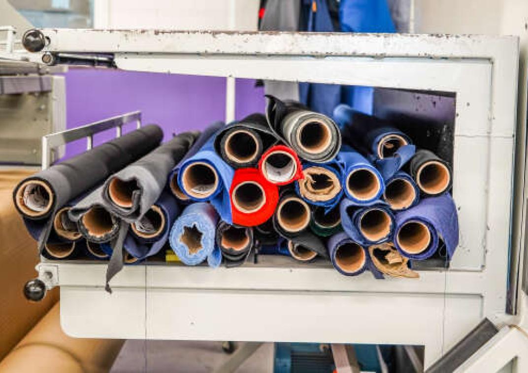 Verschillende kleuren stof op de rol