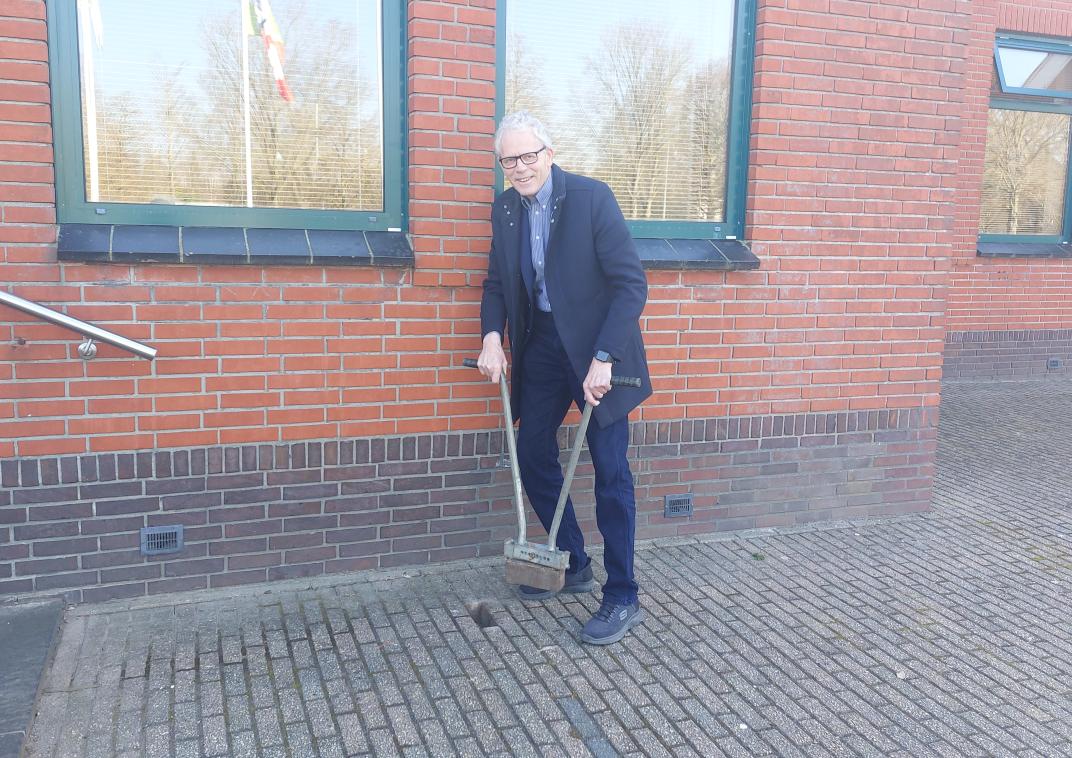 Wethouder Pier Prins haalt de eerste steen eruit