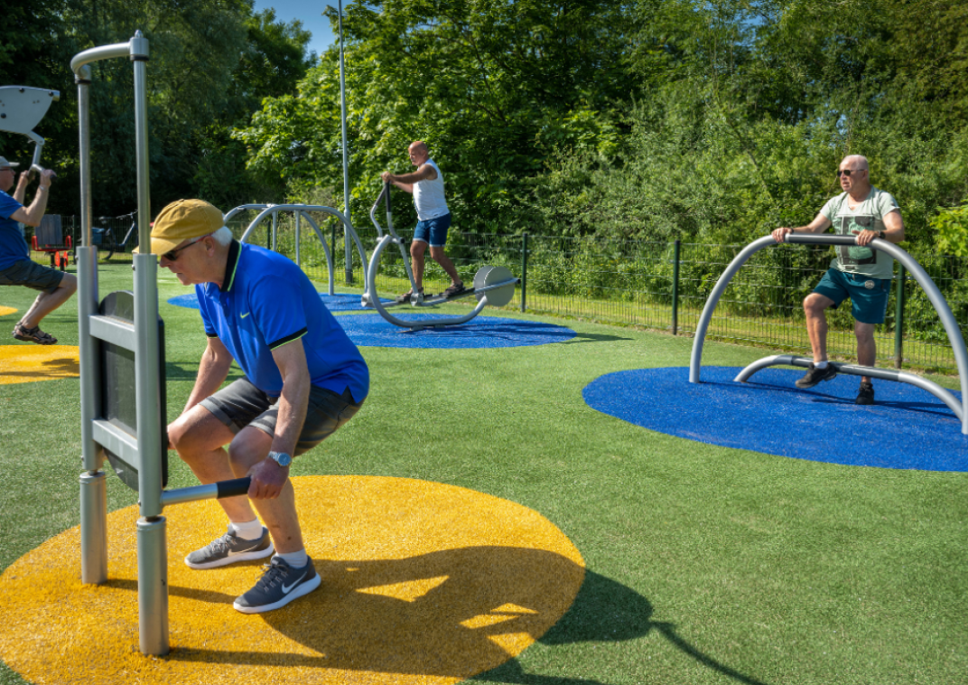 Meneer die aan het sporten is