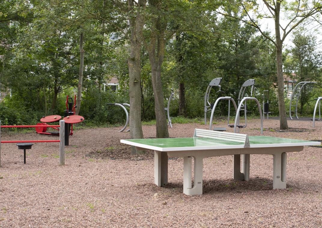 Leeg beweegpark met tafeltennistafel