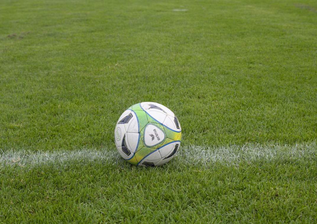 Een voetbal op het veld