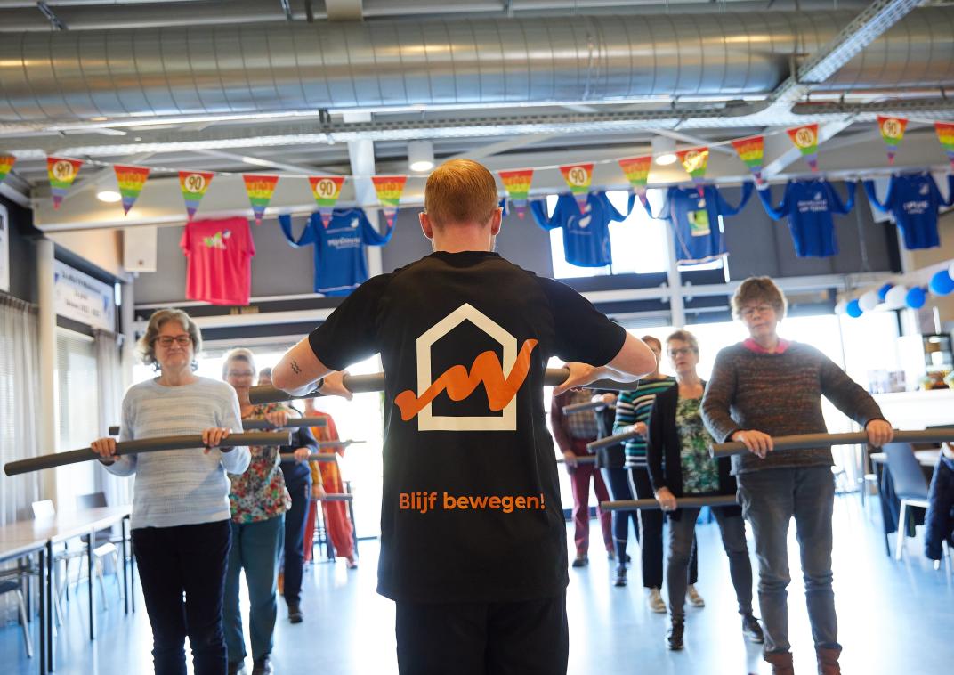 Sportklas met volwassenen en een coach