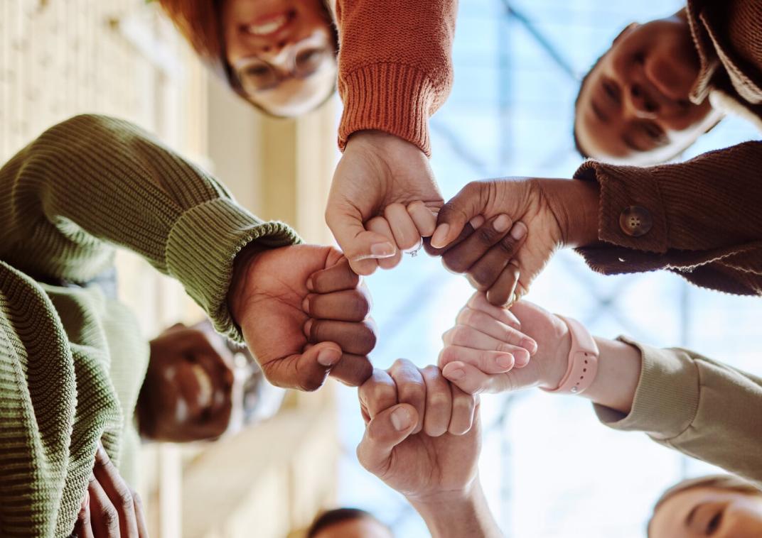 Verschillende personen die elkaar een soort box geven en diversiteit weerspiegelen