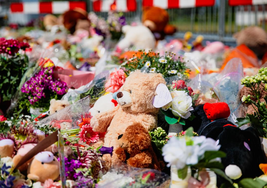 Beren en bloemen om te gedenken