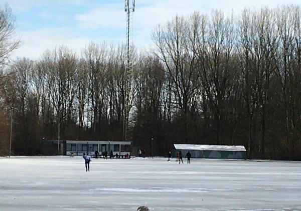 Schaatsende mensen op het IJsbaan aan de Tuikwerderrak.