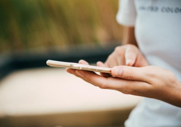 Vrouw die een smartphone vasthoudt