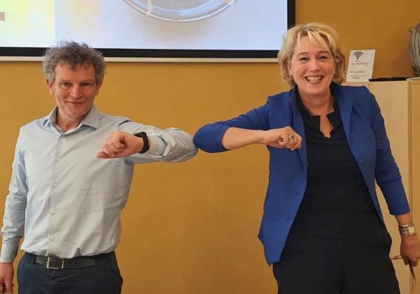 Floris Alkemade en Annalies Usmany-Dallinga geven elkaar een coronaproof elleboog