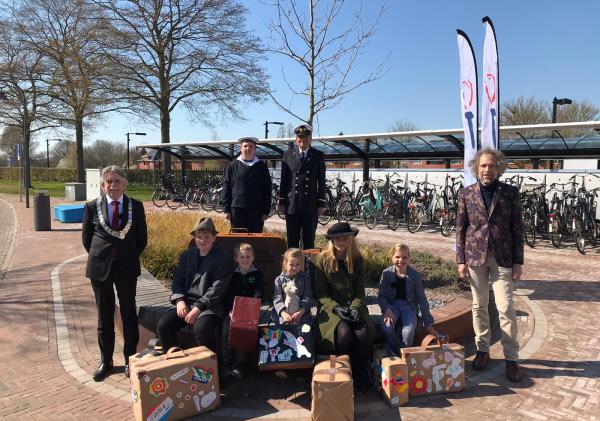 Groepsfoto van burgemeester Gerard Beukema en leerlingen van CBS de Zaaier uit Delfzijl
