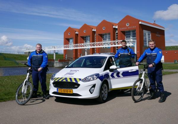 De handhavers met fietsen en auto bij gemaal Rozema