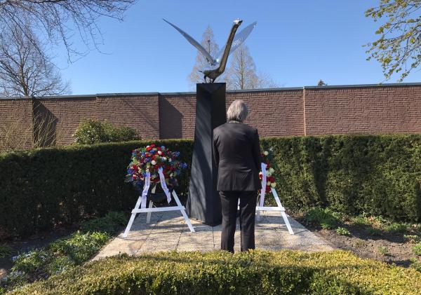Burgemeester Gerard Beukema voor het herdenkingsmonument 't Zwaantje