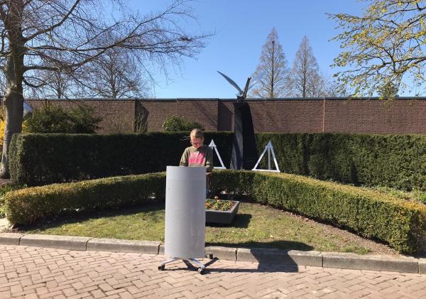 Een leerling van De Vore leest een gedicht voor