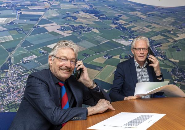 Wethouders Jan Menninga en Pier Prins bellen de ingelote