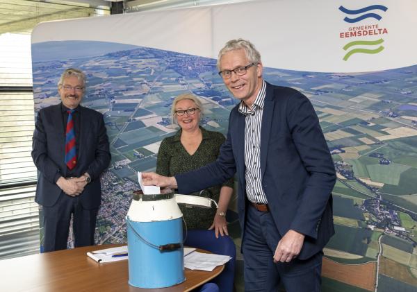 Wethouders Jan Menninga en Pier Prins doen de loting bij Emmius Notarissen