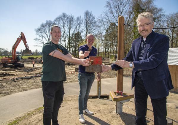 Kistje wordt overhandigd aan de eigenaars