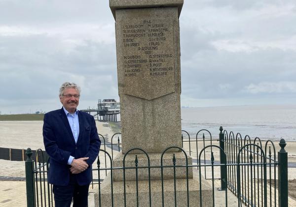 Wethouder Jan Menninga bij het Loodsenmonument in Delfzijl