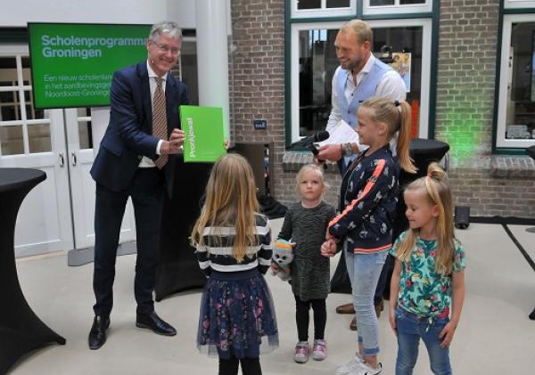 Demissionair minister Arie Slob neemt het boek over Scholenprogramma in ontvangst