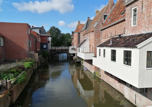 Huizen langs een kanaal