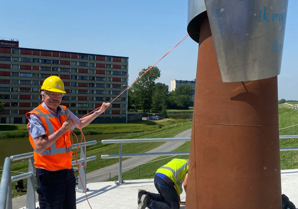 Wethouder Jan Menninga bij het Ede Staal monument