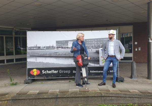 Wethouder Usmany-Dallinga en directeur Scheffer bij de starthandeling van de sloop