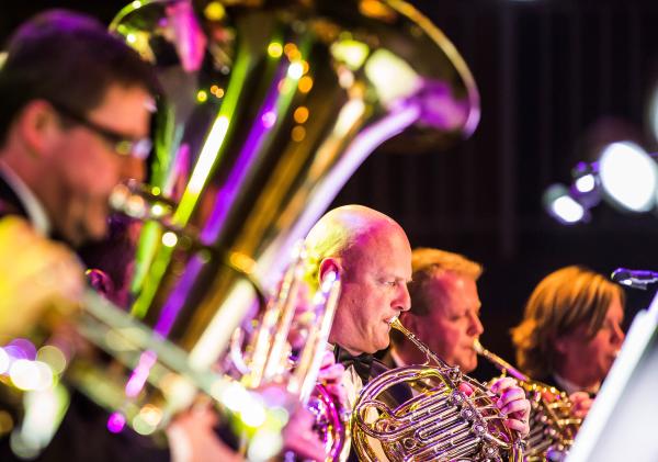 Vier muzikanten uit het Koninklijke Militaire Kapel ´Johan Willem Friso´ spelen op hun instrument