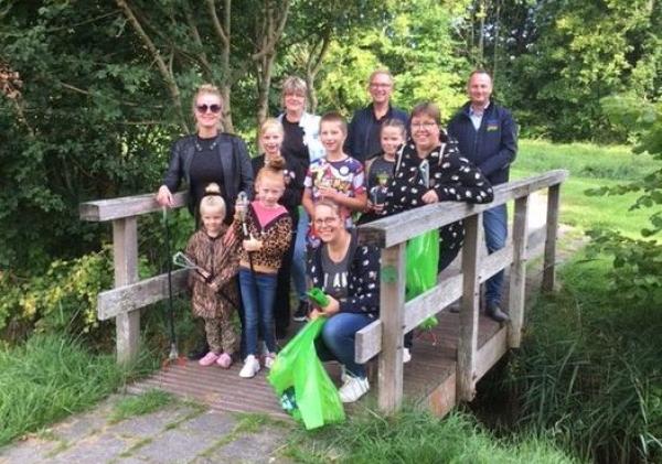 Een groepsfoto van inwoners die geholpen hebben met de World Cleanup Day 2021 in gemeente Eemsdelta.