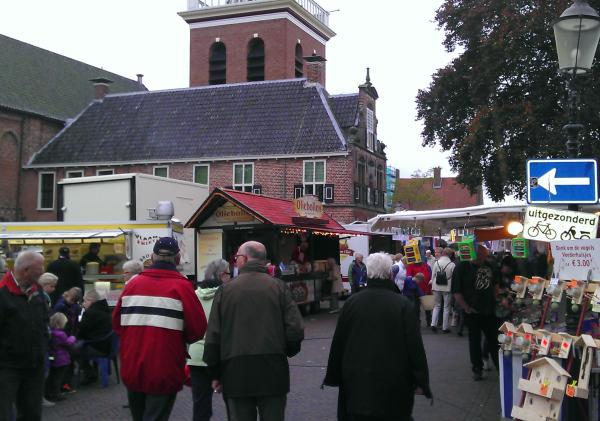 Bezoekers lopen rond op de najaarsmarkt in Appingedam.