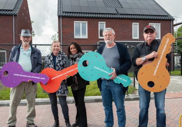 Bewoners met symbolische sleutels in felle kleuren