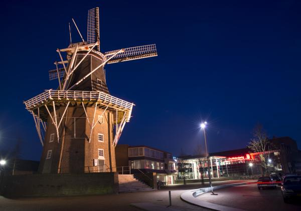 Een foto die 's avonds gemaakt is van molen Adam in Delfzijl
