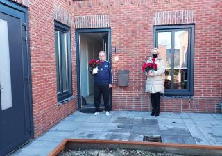 Een huurder van woningbouwlocatie 'De Tip' ontvangt een kerstster