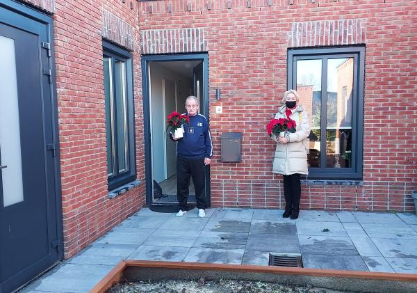 Een huurder van woningbouwlocatie 'De Tip' ontvangt een kerstster