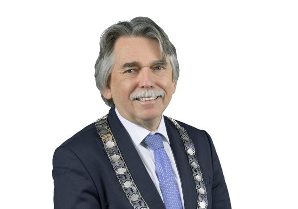 Burgemeester Gerard Beukema, staand met ambtsketen
