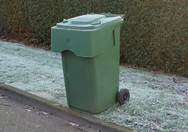 Een bevroren GFT+E container langs de weg.