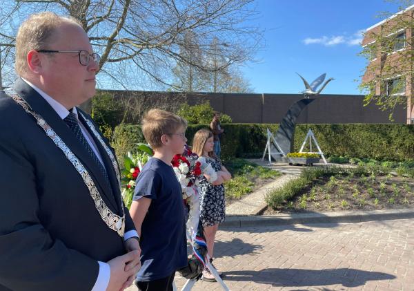 Ben Visser met Jordy Schuurman en Amy Rolland bij het monument