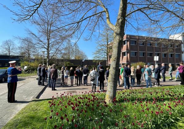 Publieksfoto herdenking bij monument t Zwaantje