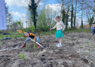 Leerlingen planten boompjes voor een Tiny Forest in Wagenborgen