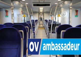 Foto van een lege trein met blauwe stoelen. Op de afbeelding staat het logo van OV ambassadeur.