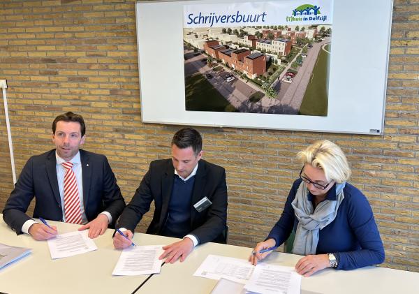 Daan Zethoven, Kris Hornstra en Annalies Usmany-Dallinga ondertekenen de overeenkomst