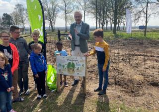Wethouder Jan Menninga onthult een bord van de Tiny Forest in Wagenborgen