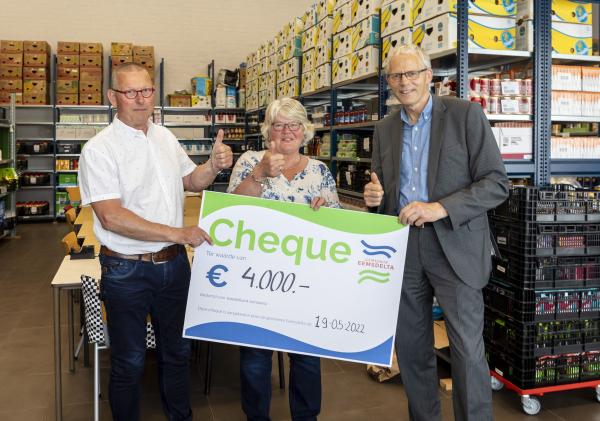 Overhandiging cheque aan Voedselbank Eemsdelta