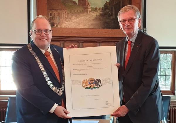 Burgemeester Visser neemt het wapendiploma in ontvangst