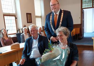 Uitreiking Koninklijke Onderscheiding mevrouw Hadders-Algra. Op de foto zie je mevrouw en haar man samen met de burgemeester. 