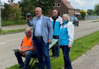 Wethouder Hans Ronde meet de snelheid van automobilisten op de Weg naar den Dam