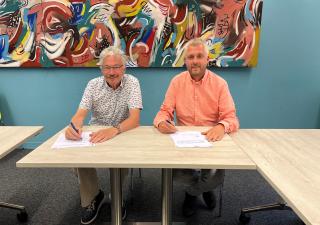 Wethouder Jan Menninga (links) en regioleider Jan Jansma ondertekenen de bouwteamovereenkomst.