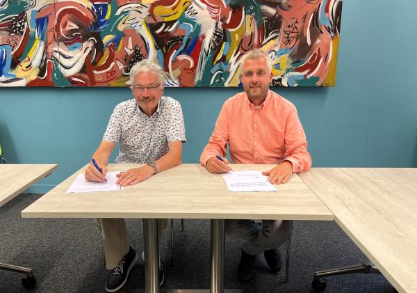 Wethouder Jan Menninga (links) en regioleider Jan Jansma ondertekenen de bouwteamovereenkomst.