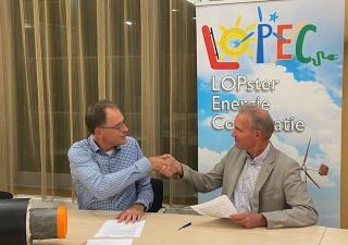 Wethouder Meindert Joostens (rechts) en Tjitsema Mollema, voorzitter Lopster Energie Coöperatie ondertekenen de samenwerkingsovereenkomst.